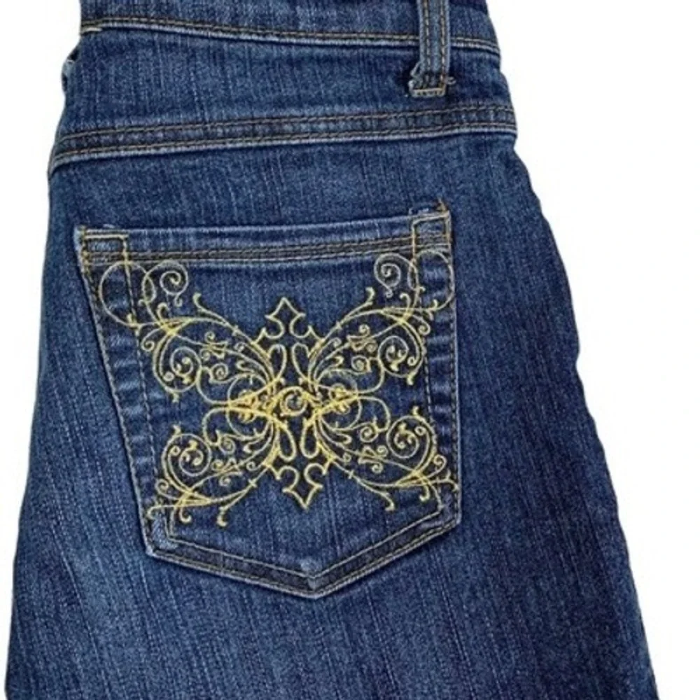 Southpole Capri Jeans Juniors Size 5 Medium Wash Denim Embroidered Back‎ Pockets